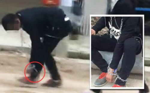 TQ: Mẹ xích con trai bắt diễu phố vì... mải chơi game - 1