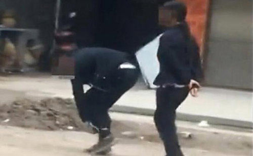 TQ: Mẹ xích con trai bắt diễu phố vì... mải chơi game - 2