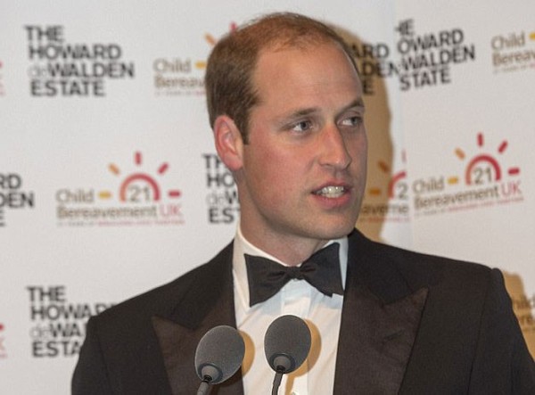 Hoàng tử Anh tiết lộ 2 nhóc tì Hoàng gia rất khác biệt - 1