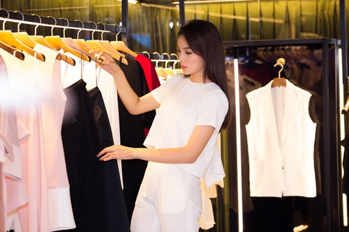 HH Kỳ Duyên được bố làm tài xế chở đi mua sắm - 5