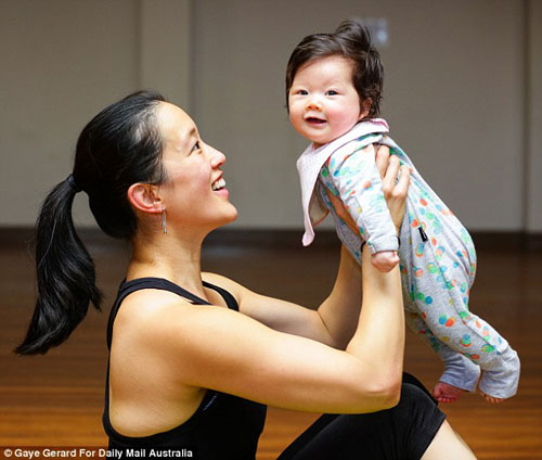 Vừa ôm con vừa tập thể thao - Tưởng khó mà dễ! - 1