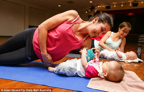 Vừa ôm con vừa tập thể thao - Tưởng khó mà dễ! - 9