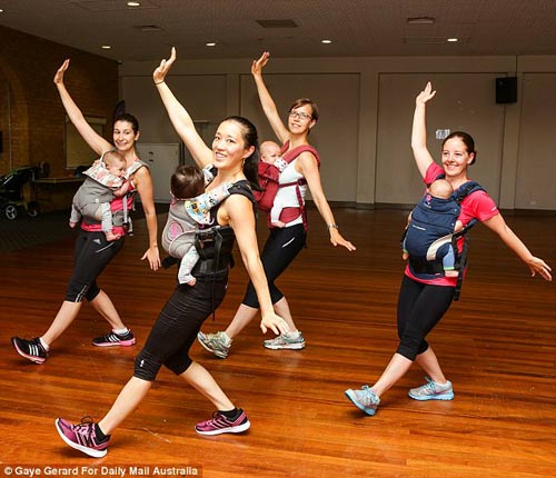 Vừa ôm con vừa tập thể thao - Tưởng khó mà dễ! - 2