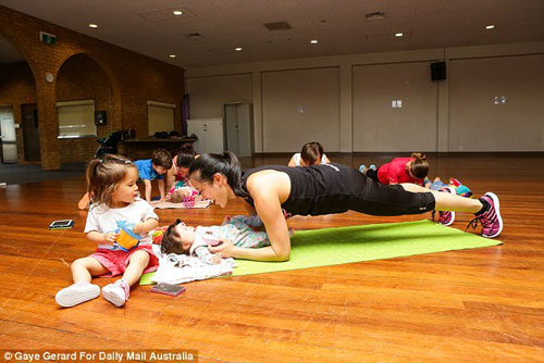 Vừa ôm con vừa tập thể thao - Tưởng khó mà dễ! - 3