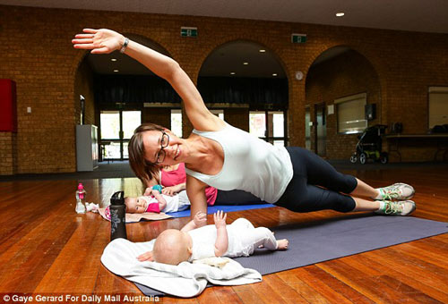 Vừa ôm con vừa tập thể thao - Tưởng khó mà dễ! - 4