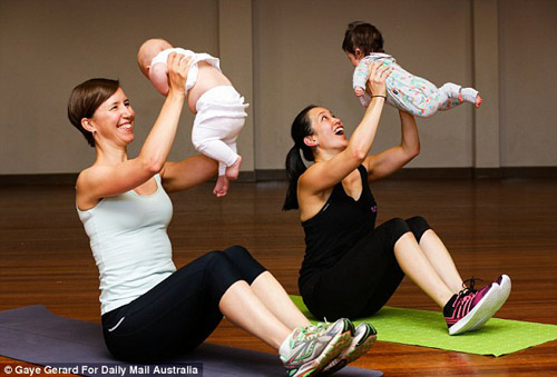 Vừa ôm con vừa tập thể thao - Tưởng khó mà dễ! - 6