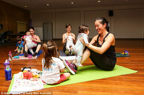 Vừa ôm con vừa tập thể thao - Tưởng khó mà dễ! - 7