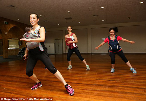 Vừa ôm con vừa tập thể thao - Tưởng khó mà dễ! - 8