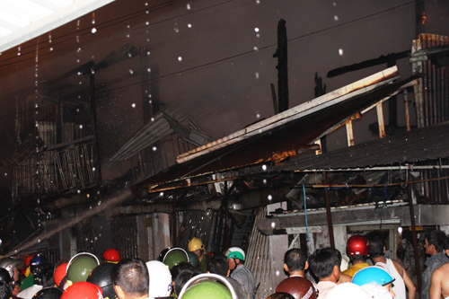 Cháy 5 căn nhà liền kề, cụ bà nhảy sông thoát chết - 1