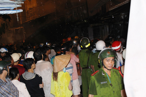 Cháy 5 căn nhà liền kề, cụ bà nhảy sông thoát chết - 2