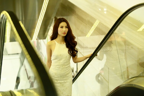 Diễm My 9X chi bạo cho hàng hiệu đi dự sự kiện - 2