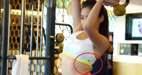 HH Kỳ Duyên nhận #039;gạch đá#039; vì lộ eo ngấn mỡ - 1