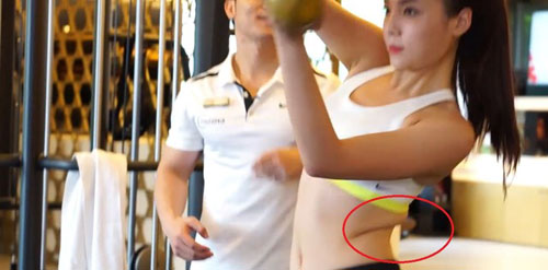 HH Kỳ Duyên nhận #039;gạch đá#039; vì lộ eo ngấn mỡ - 2