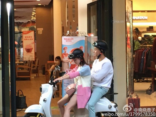 Triệu Vy Huỳnh Hiểu Minh tươi rói về thăm trường cũ - 16