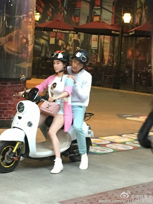 Triệu Vy Huỳnh Hiểu Minh tươi rói về thăm trường cũ - 17