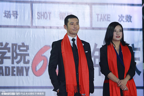 Triệu Vy Huỳnh Hiểu Minh tươi rói về thăm trường cũ - 1