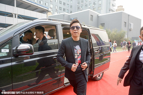 Triệu Vy Huỳnh Hiểu Minh tươi rói về thăm trường cũ - 4