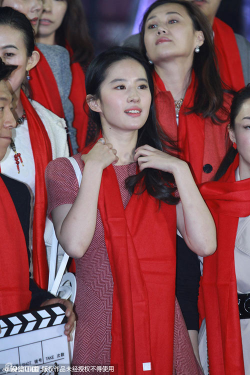 Triệu Vy Huỳnh Hiểu Minh tươi rói về thăm trường cũ - 5