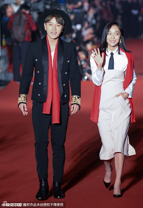 Triệu Vy Huỳnh Hiểu Minh tươi rói về thăm trường cũ - 7