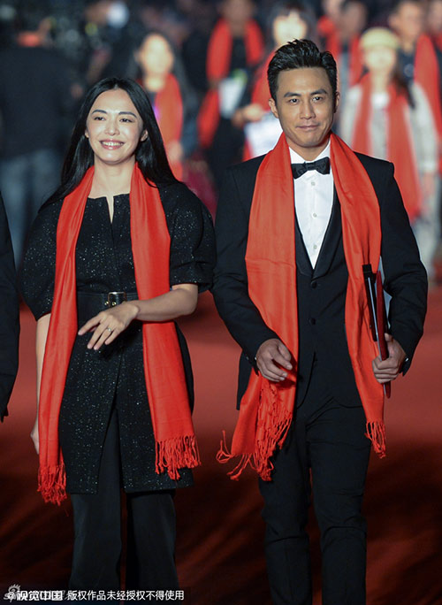 Triệu Vy Huỳnh Hiểu Minh tươi rói về thăm trường cũ - 9