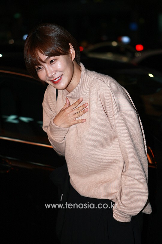 quot;Người đẹp khócquot; Choi Ji Woo lộ mặt bóng nhờn - 6