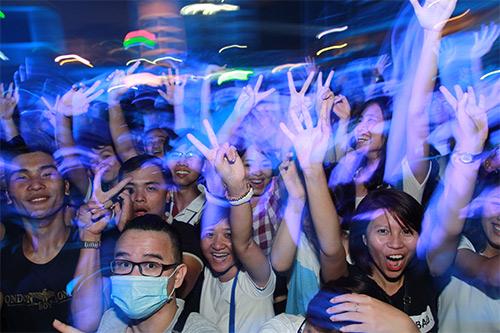 Trẻ Thủ đô quot;cuồng nhiệtquot; trong đêm nhạc miễn phí - 1