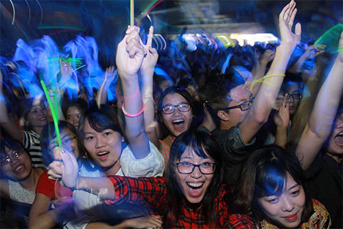 Trẻ Thủ đô quot;cuồng nhiệtquot; trong đêm nhạc miễn phí - 10