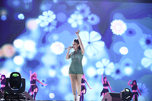 Thu Minh giúp trẻ lạc tìm mẹ trong đêm nhạc - 1