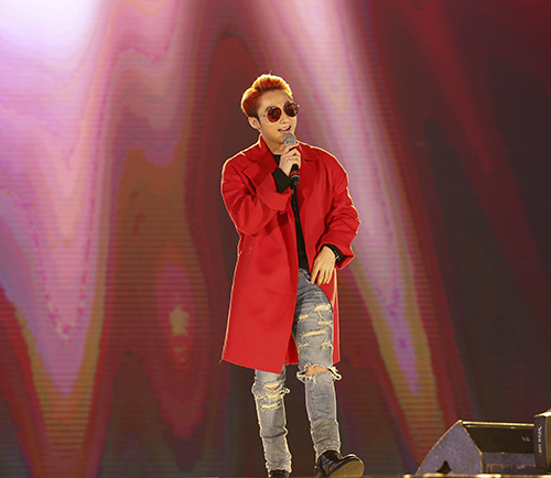 Thu Minh giúp trẻ lạc tìm mẹ trong đêm nhạc - 16