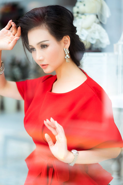 Tuần qua: Hà Hồ mặt trắng toát, Phạm Hương nhiều nếp nhăn - 9