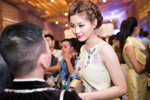 Tuần qua: Hà Hồ mặt trắng toát, Phạm Hương nhiều nếp nhăn - 4