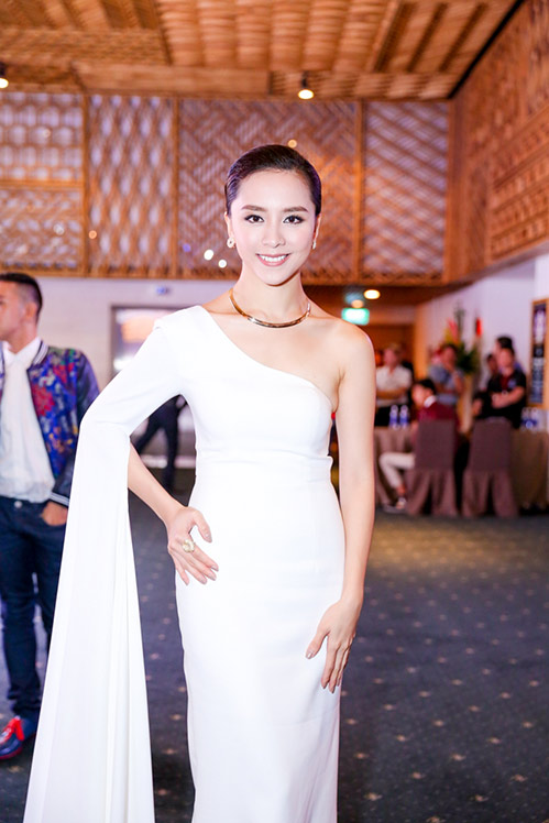 Tuần qua: Hà Hồ mặt trắng toát, Phạm Hương nhiều nếp nhăn - 17