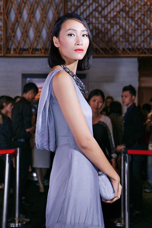 Tuần qua: Hà Hồ mặt trắng toát, Phạm Hương nhiều nếp nhăn - 14