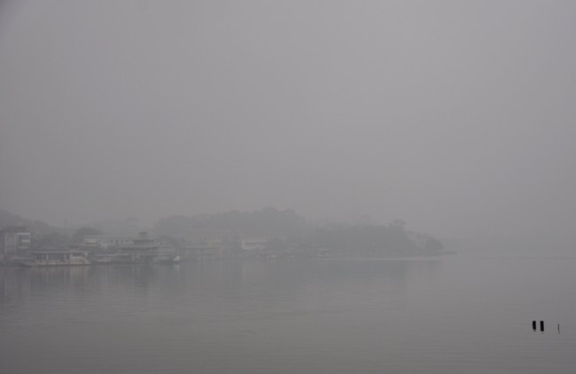 Ảnh: Hà Nội thoắt ẩn thoắt hiện trong sương mù mùa thu - 10