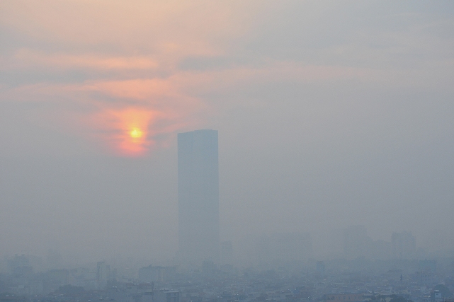 Ảnh: Hà Nội thoắt ẩn thoắt hiện trong sương mù mùa thu - 11