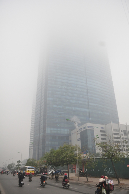 Ảnh: Hà Nội thoắt ẩn thoắt hiện trong sương mù mùa thu - 4