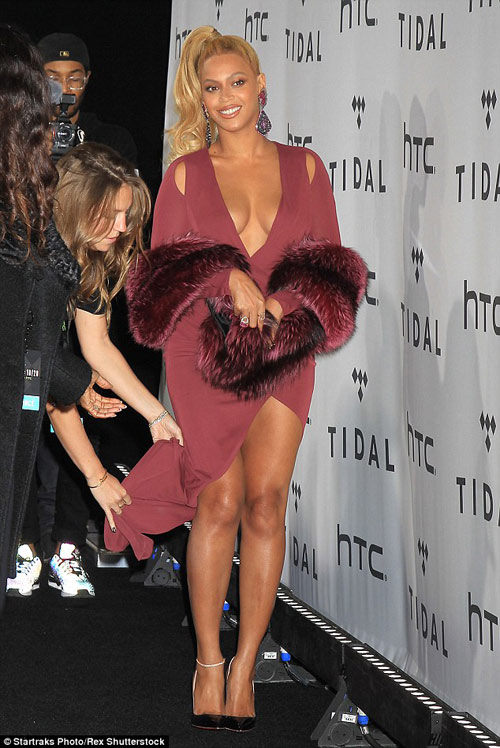 Nữ trợ lý toát mồ hôi vì váy hở bạo của Beyonce - 2