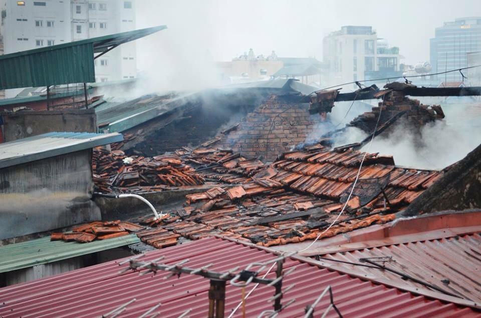 Hà Nội: Sau tiếng nổ lớn, khu tập thể cháy ngùn ngụt - 2
