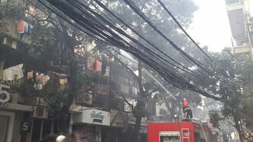 Hà Nội: Sau tiếng nổ lớn, khu tập thể cháy ngùn ngụt - 3