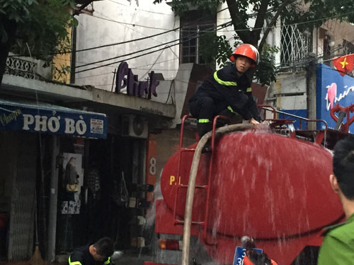 Hà Nội: Sau tiếng nổ lớn, khu tập thể cháy ngùn ngụt - 4