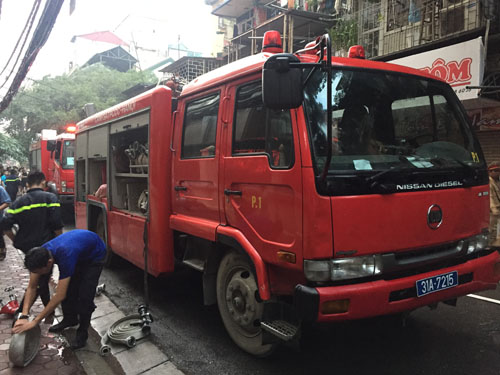 Hà Nội: Sau tiếng nổ lớn, khu tập thể cháy ngùn ngụt - 6
