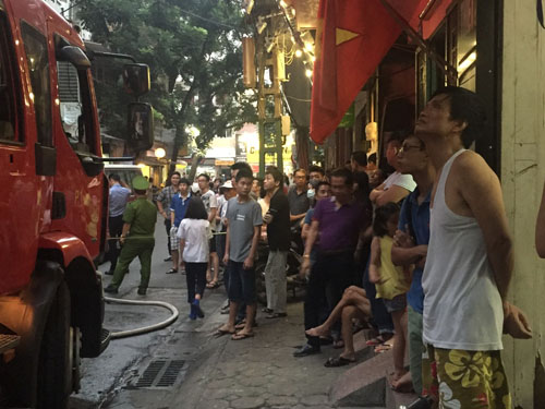 Hà Nội: Sau tiếng nổ lớn, khu tập thể cháy ngùn ngụt - 7