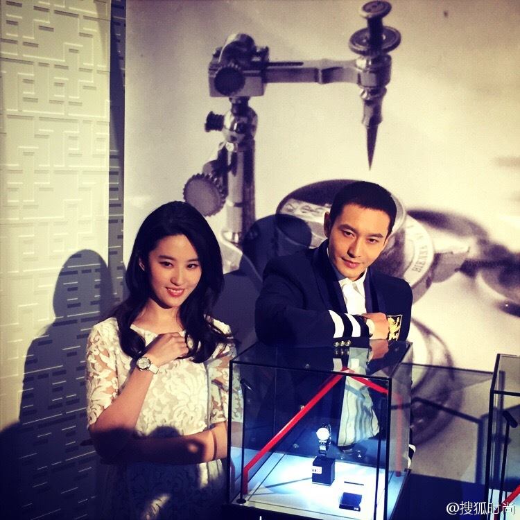 quot;Bỏ rơiquot; vợ, Huỳnh Hiểu Minh cặp kè Lưu Diệc Phi - 2