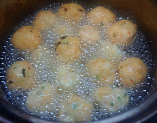 Chả tôm viên chiên nóng hổi, hấp dẫn cho bé - 8