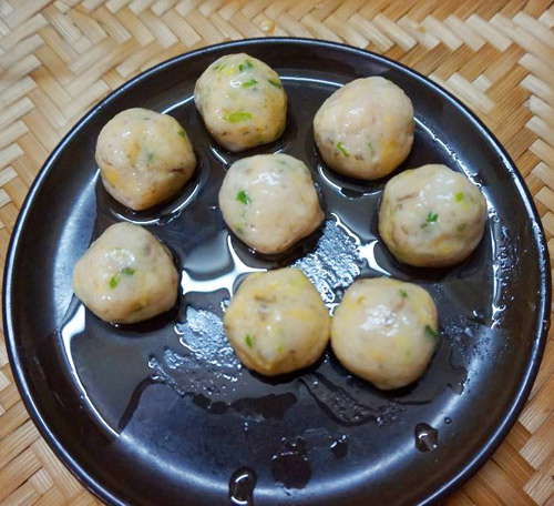 Chả tôm viên chiên nóng hổi, hấp dẫn cho bé - 7