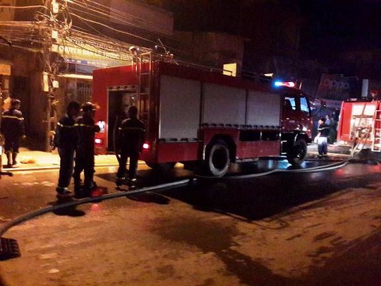 Hàng chục ki-ốt bị thiêu rụi trong vụ cháy chợ lúc nửa đêm - 1