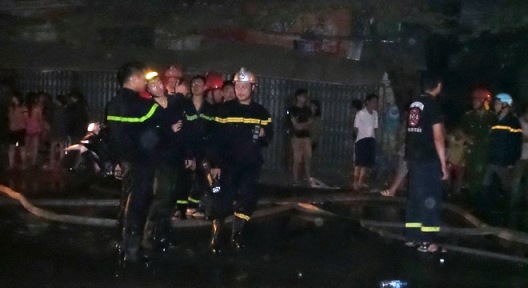 Hàng chục ki-ốt bị thiêu rụi trong vụ cháy chợ lúc nửa đêm - 3