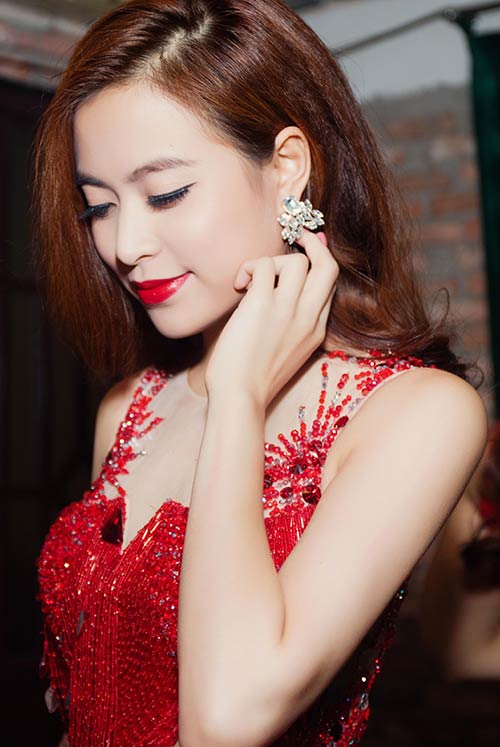 Vũ Ngọc Anh, Hoàng Thuỳ Linh gợi cảm không ngờ - 4