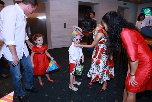 Vợ chồng Hồng Nhung khoe 2 con song sinh quot;gây sốtquot; - 1