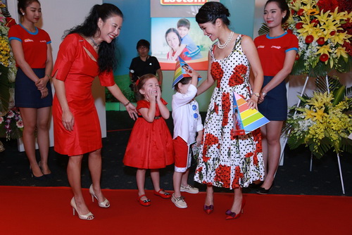 Vợ chồng Hồng Nhung khoe 2 con song sinh quot;gây sốtquot; - 2